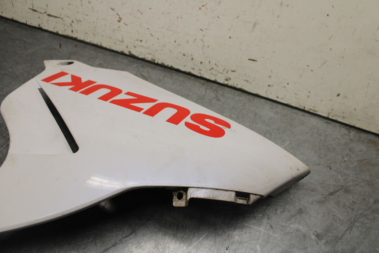 11-23 SUZUKI GSXR 750 LEFT LOWER BOTTOM BELLY SIDE FAIRING COWL BB499