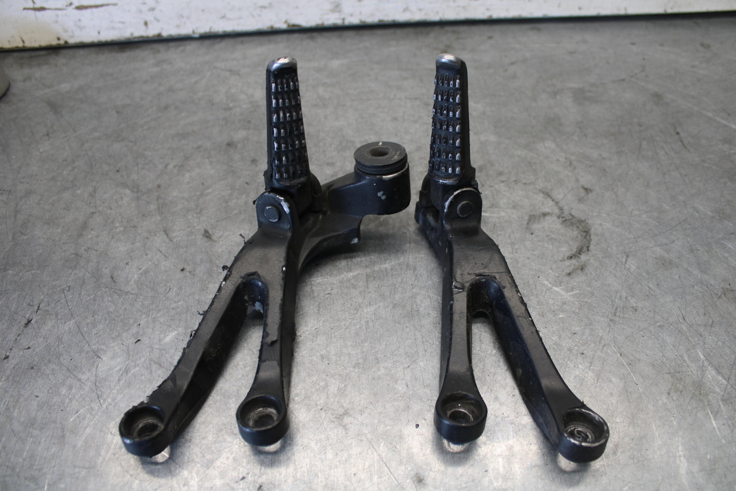 03-04 KAWASAKI NINJA ZX6RR REAR BACK PASSENGER PEG SET PAIR BB684