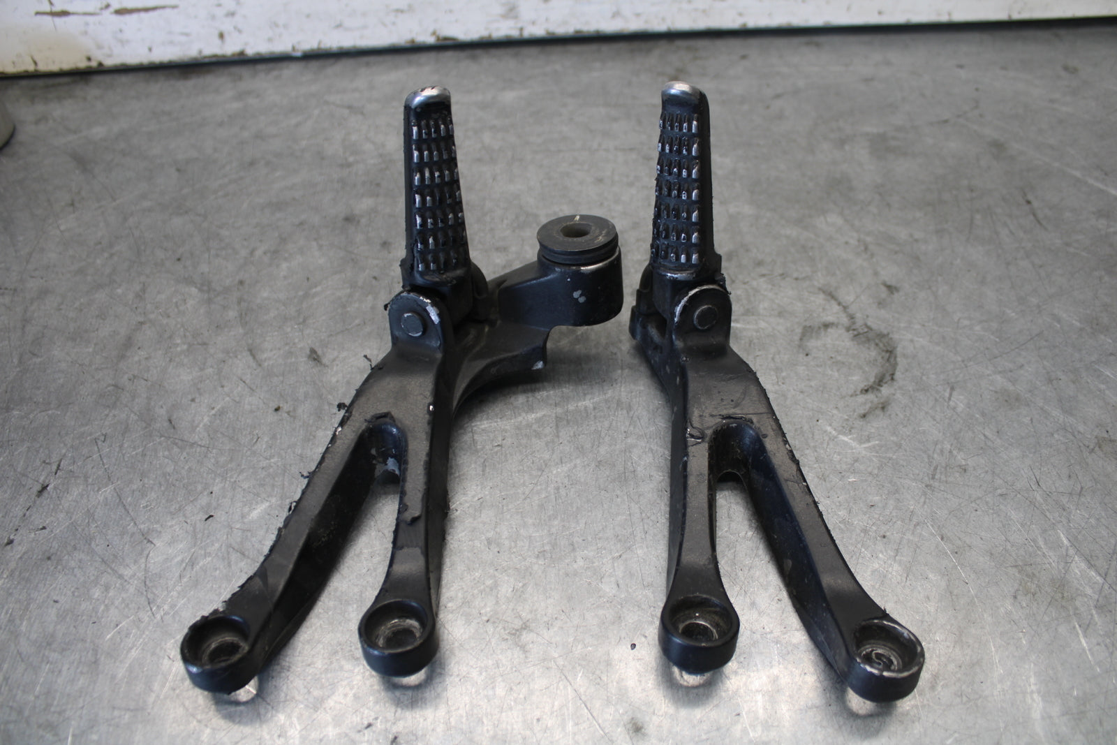 03-04 KAWASAKI NINJA ZX6RR REAR BACK PASSENGER PEG SET PAIR BB684
