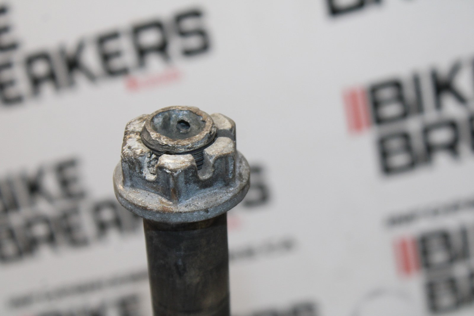 05-06 SUZUKI GSXR1000 REAR AXLE BACK WHEEL RIM PIVOT BOLT AXEL BB773