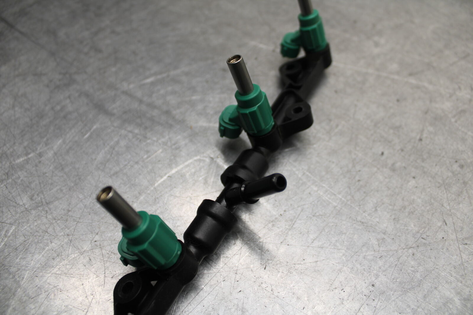 16 KAWASAKI NINJA ZX10R FUEL INJECTOR RAIL AIR BOX BB650