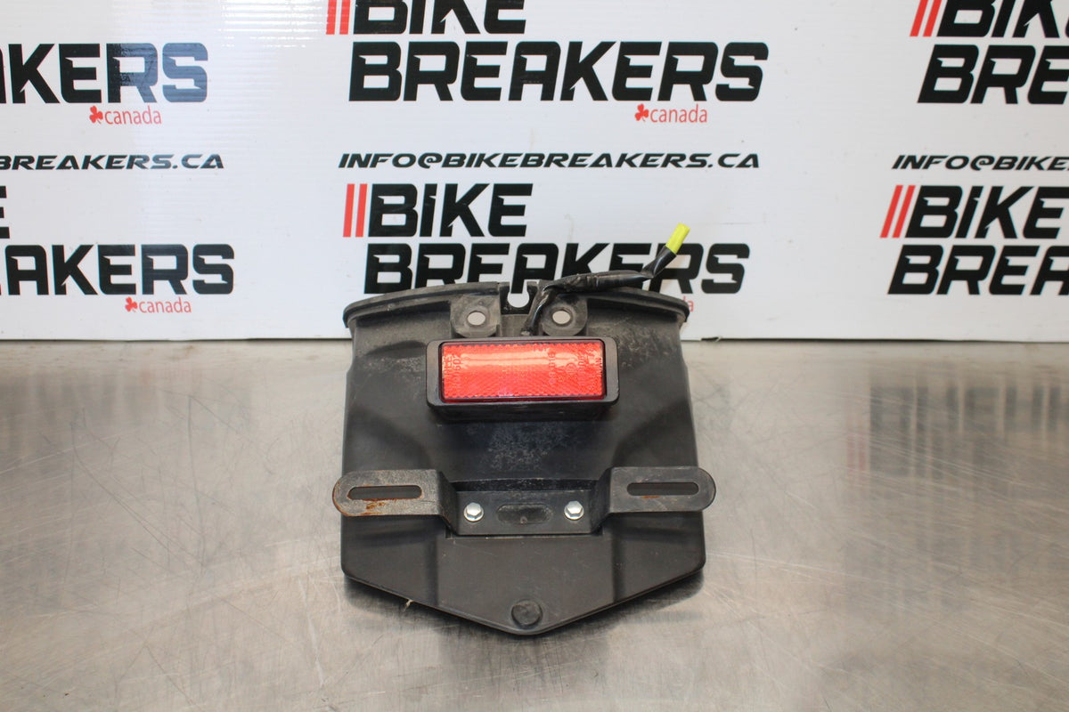 09 YAMAHA V STAR 950 LICENSE PLATE LIGHT & BRACKET MOUNT BB172