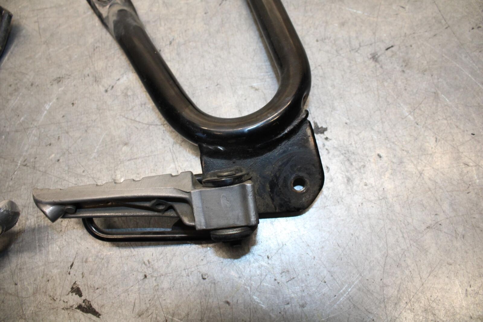 89-90 YAMAHA FZR600 REAR BACK PASSENGER PEG SET PAIR BB76