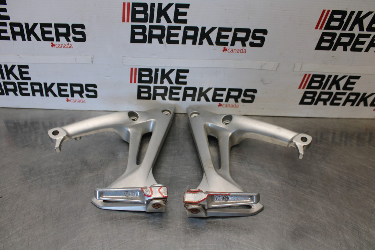 06-07 HONDA INTERCEPTOR 800 VFR800 REAR BACK PASSENGER PEG SET PAIR BB917