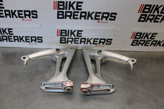 06-07 HONDA INTERCEPTOR 800 VFR800 REAR BACK PASSENGER PEG SET PAIR BB917