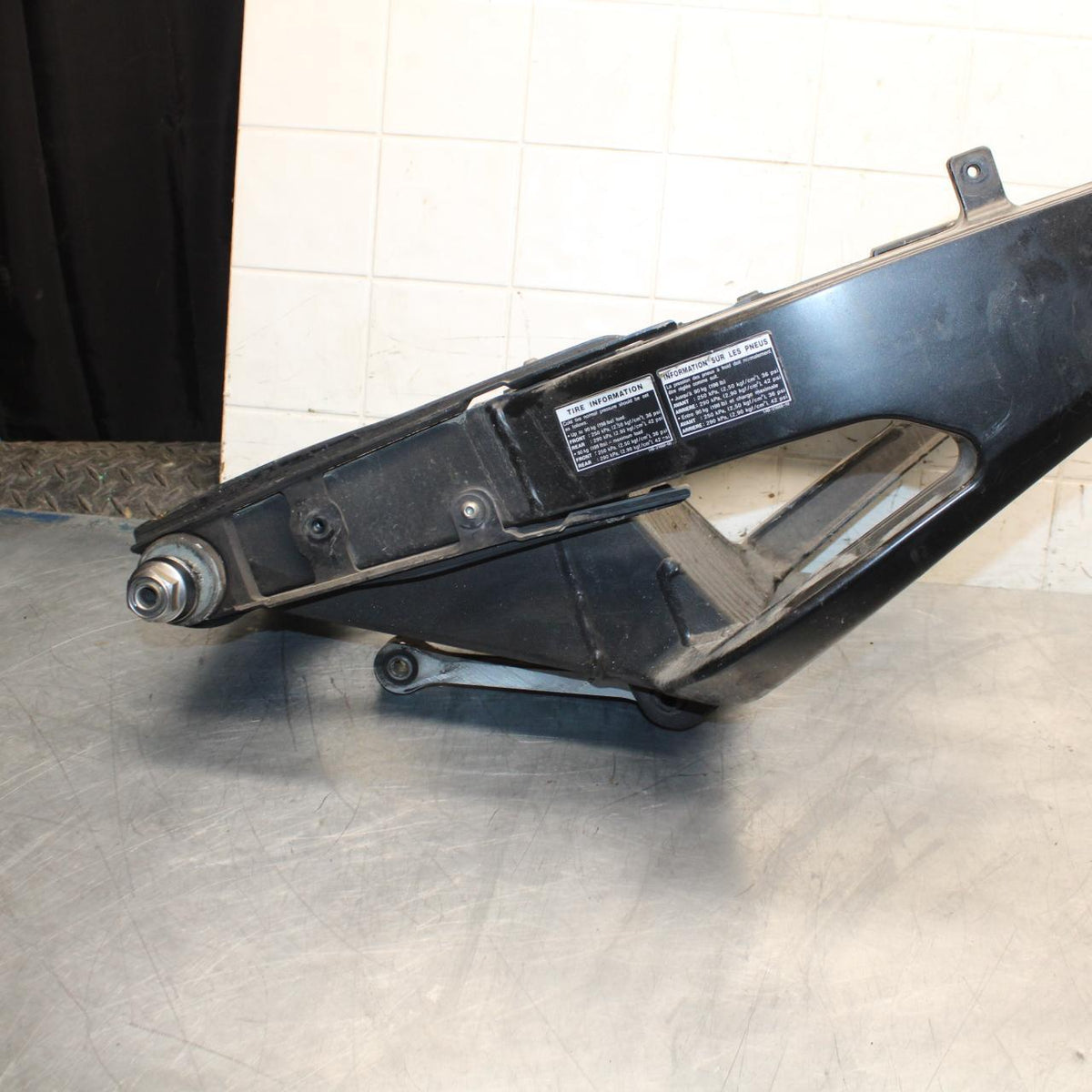 09-14 YAMAHA YZF R1  SWINGARM BACK SUSPENSION SWING ARM 14B-22110-00-P0 BB471