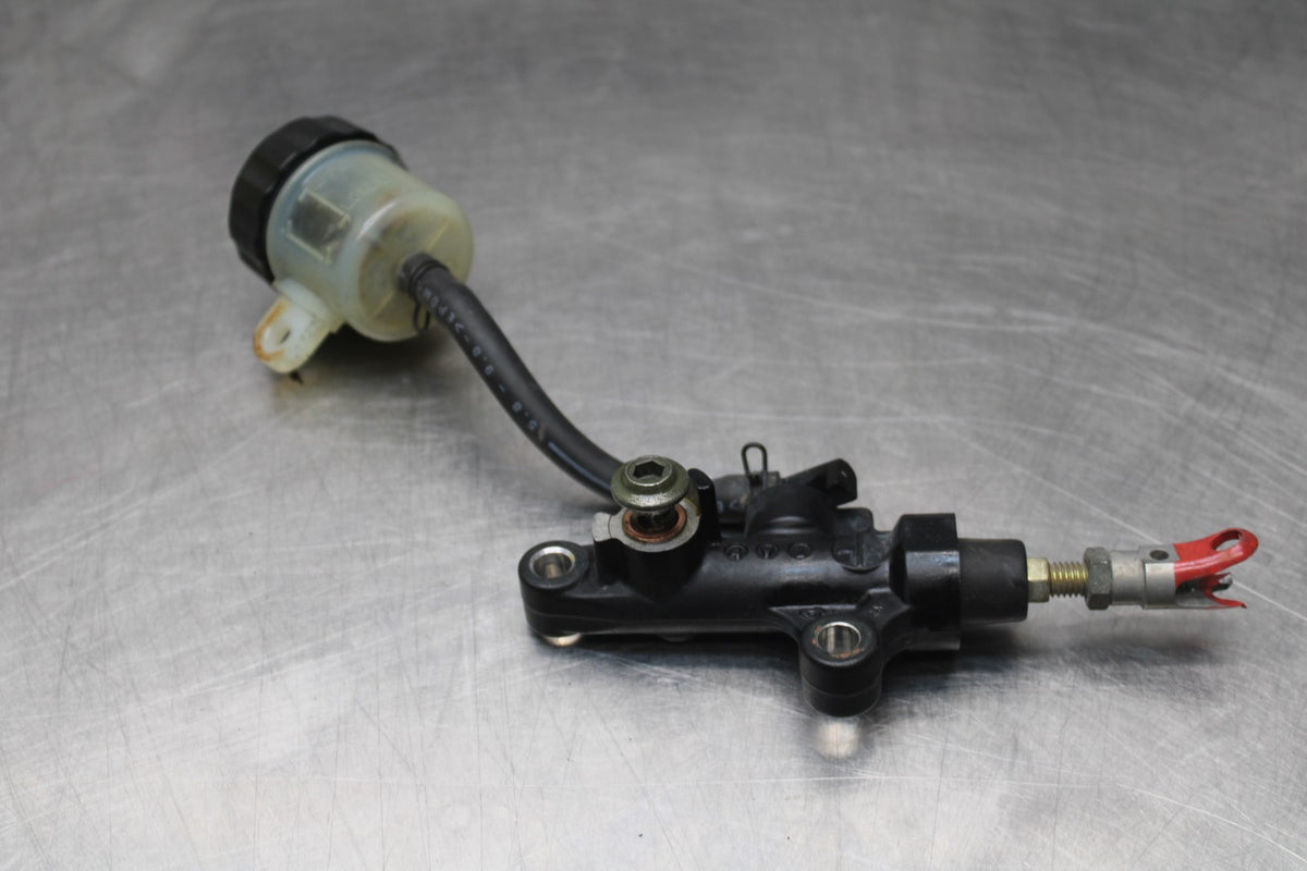 05 YAMAHA YZF R6 REAR BACK BRAKE MASTER CYLINDER W RESERVOIR BB858
