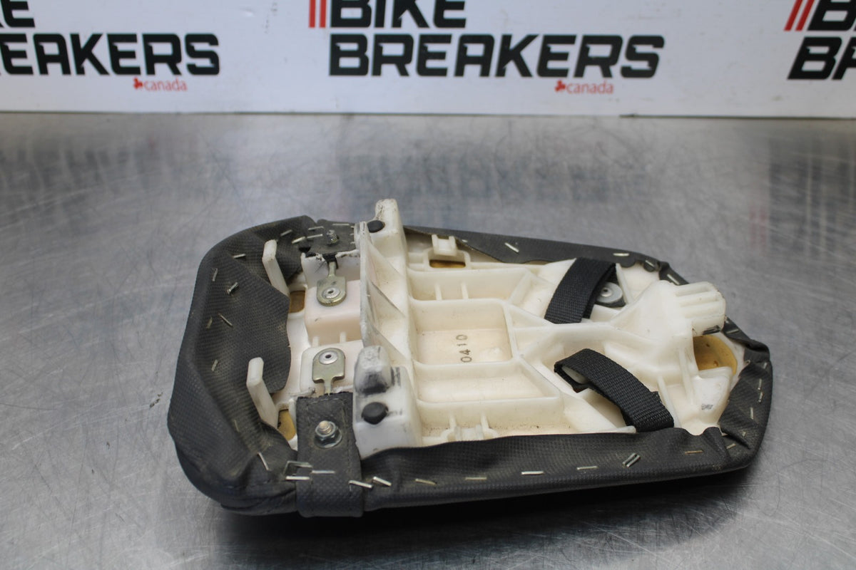 04-06 YAMAHA YZF R1 REAR BACK PASSENGER TANDEM SEAT PAD SADDLE PILLION BB160