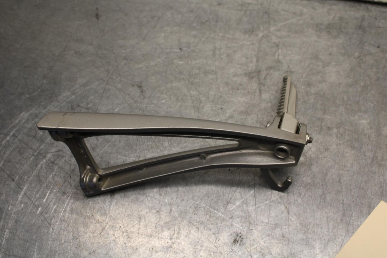 08-16 YAMAHA YZF R6 REAR BACK PASSENGER PEG SET PAIR BB636