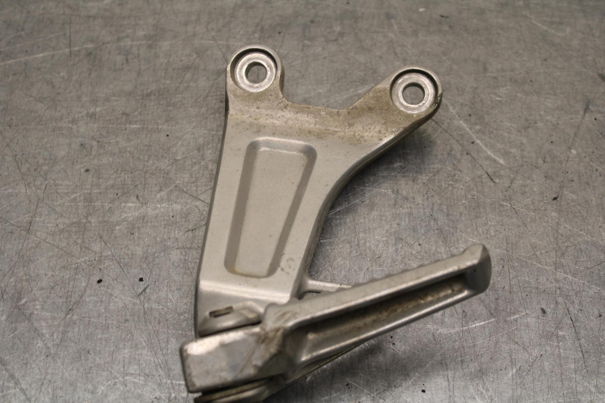 03-04 HONDA CBR600RR REAR BACK PASSENGER PEG SET PAIR BB628
