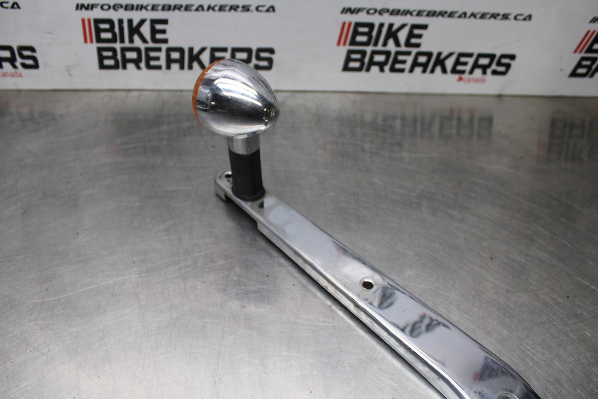 02 KAWASAKI VULCAN 800 VN800B CLASSIC REAR PASSENGER FENDER GRAB RAIL BB862