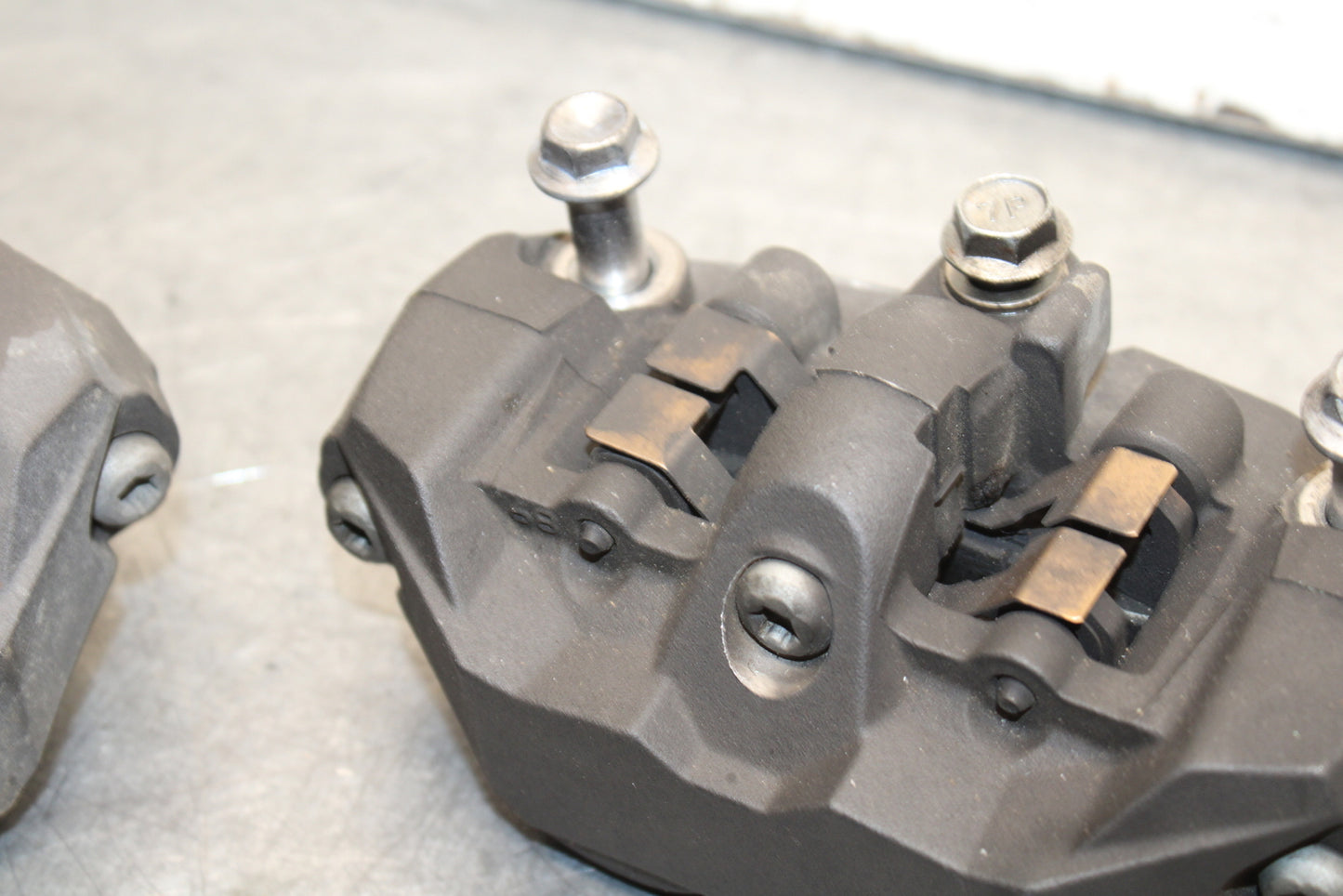 06-07 SUZUKI GSXR750 RIGHT LEFT FRONT BRAKE CALIPER SET PAIR CALIPERS BB670