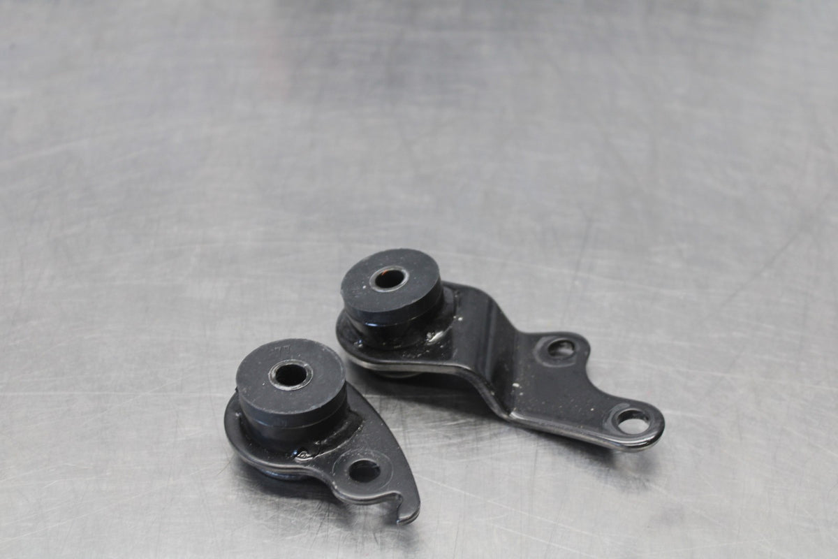 11-26 SUZUKI GSXR750 EXHAUST PIPE MUFFLER CAN BRACKETS BB882