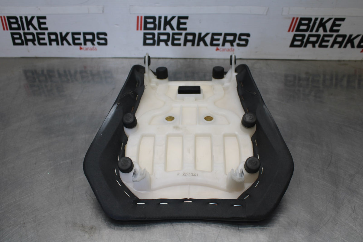 11-26 SUZUKI GSXR750 FRONT DRIVERS SEAT PAD SADDLE PILLION BB900-B