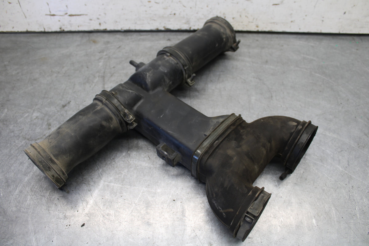 05-06 YAMAHA ROYAL STAR AIR INTAKE DUCT BB697
