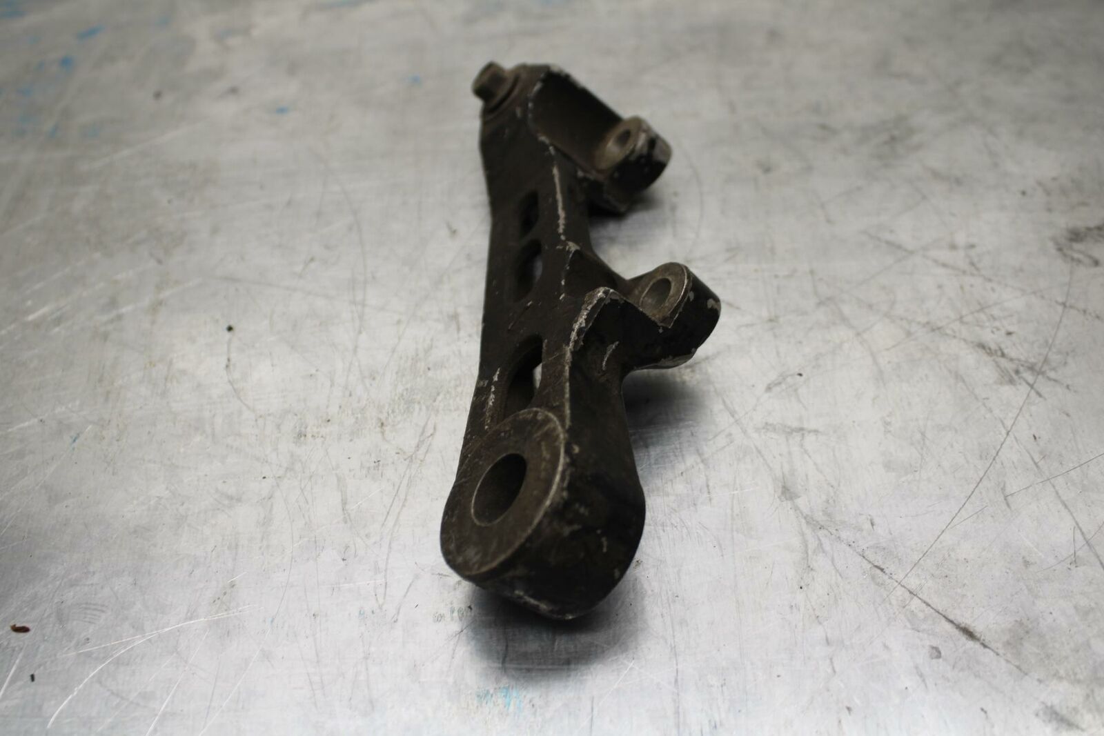 85 YAMAHA RZ500 REAR BRAKE CALIPER HANGER BACK MOUNTING BRACKET BB27 B