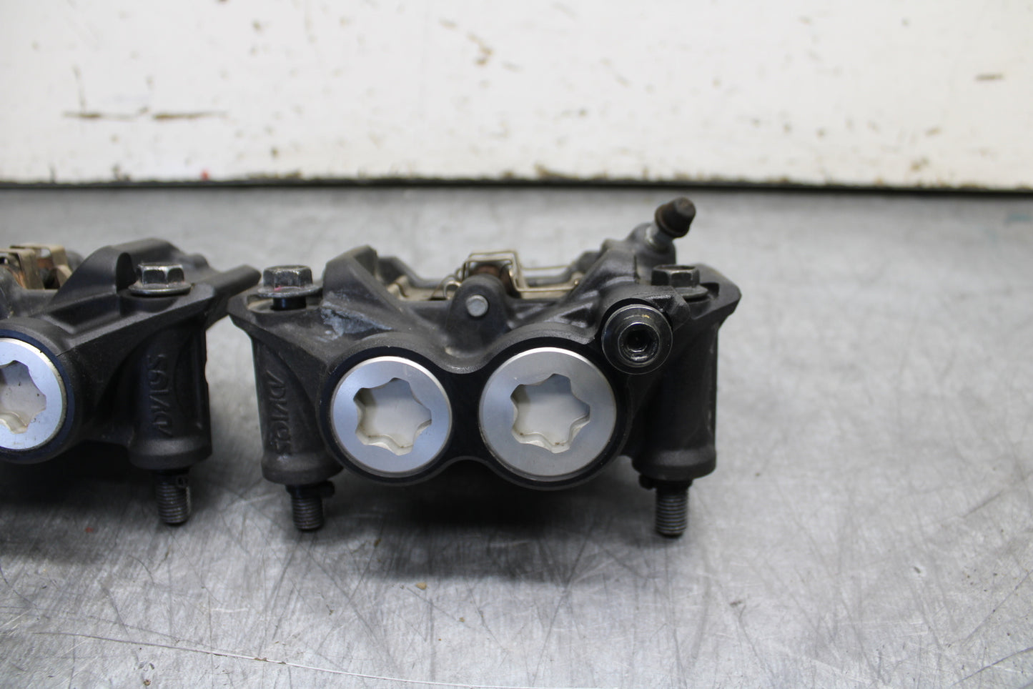 22-24 YAMAHA XSR900 RIGHT LEFT FRONT BRAKE CALIPER SET PAIR CALIPERS BB710