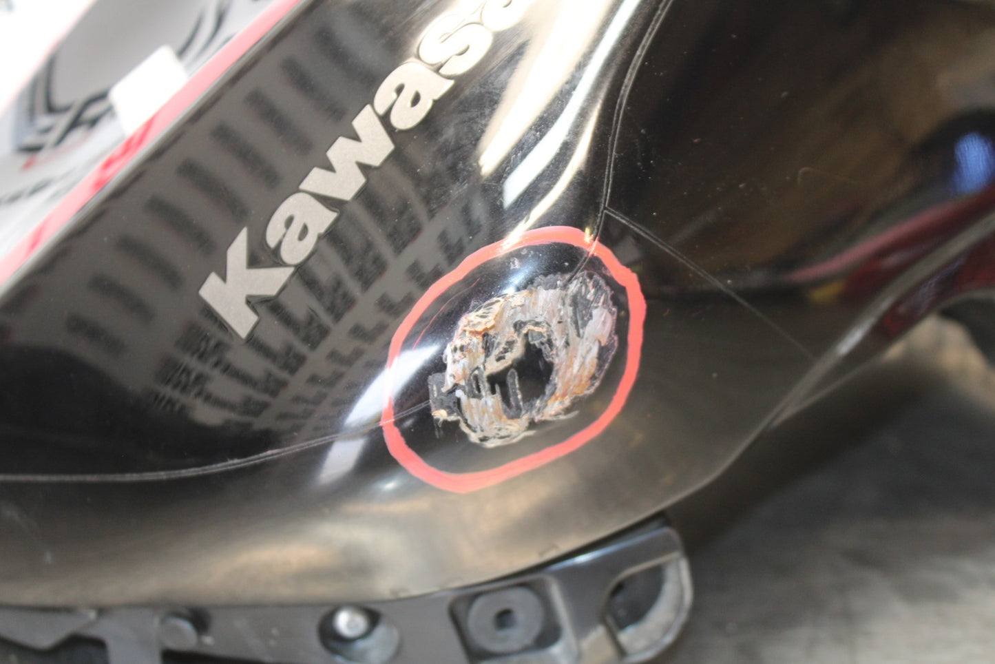 21-23 KAWASAKI NINJA ZX6R GAS TANK FUEL CELL PETROL RESERVOIR BB179