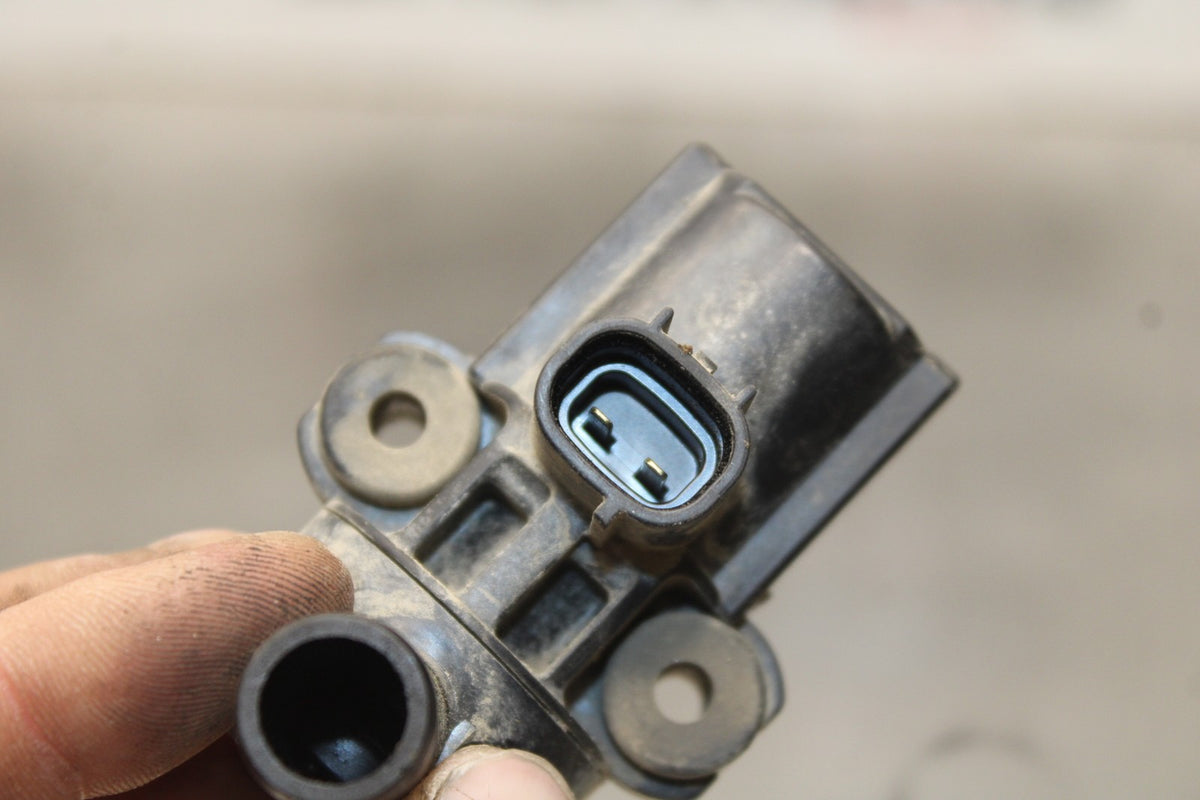 15 TRIUMPH TIGER 800 AIR VALVE SOLENOID TOP ENGINE SWITCH SENSOR BB873