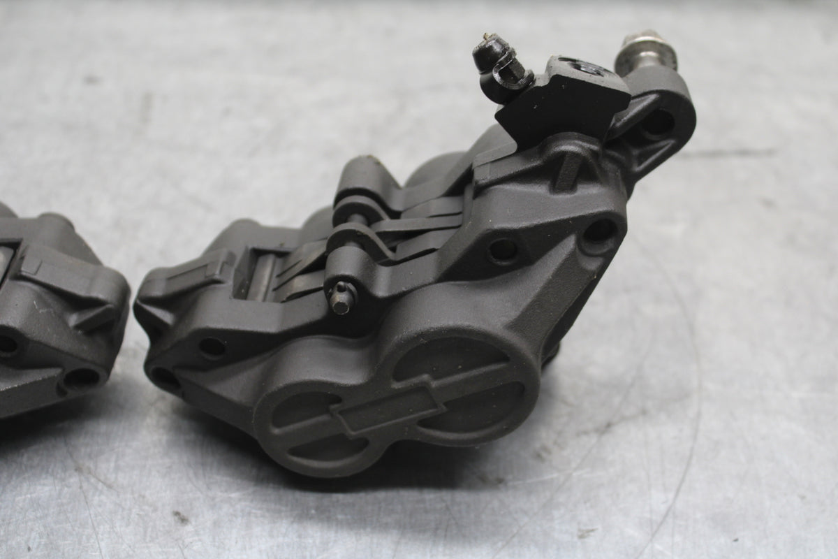 03-04 TRIUMPH DAYTONA 600 RIGHT LEFT FRONT BRAKE CALIPER SET PAIR CALIPERS BB745
