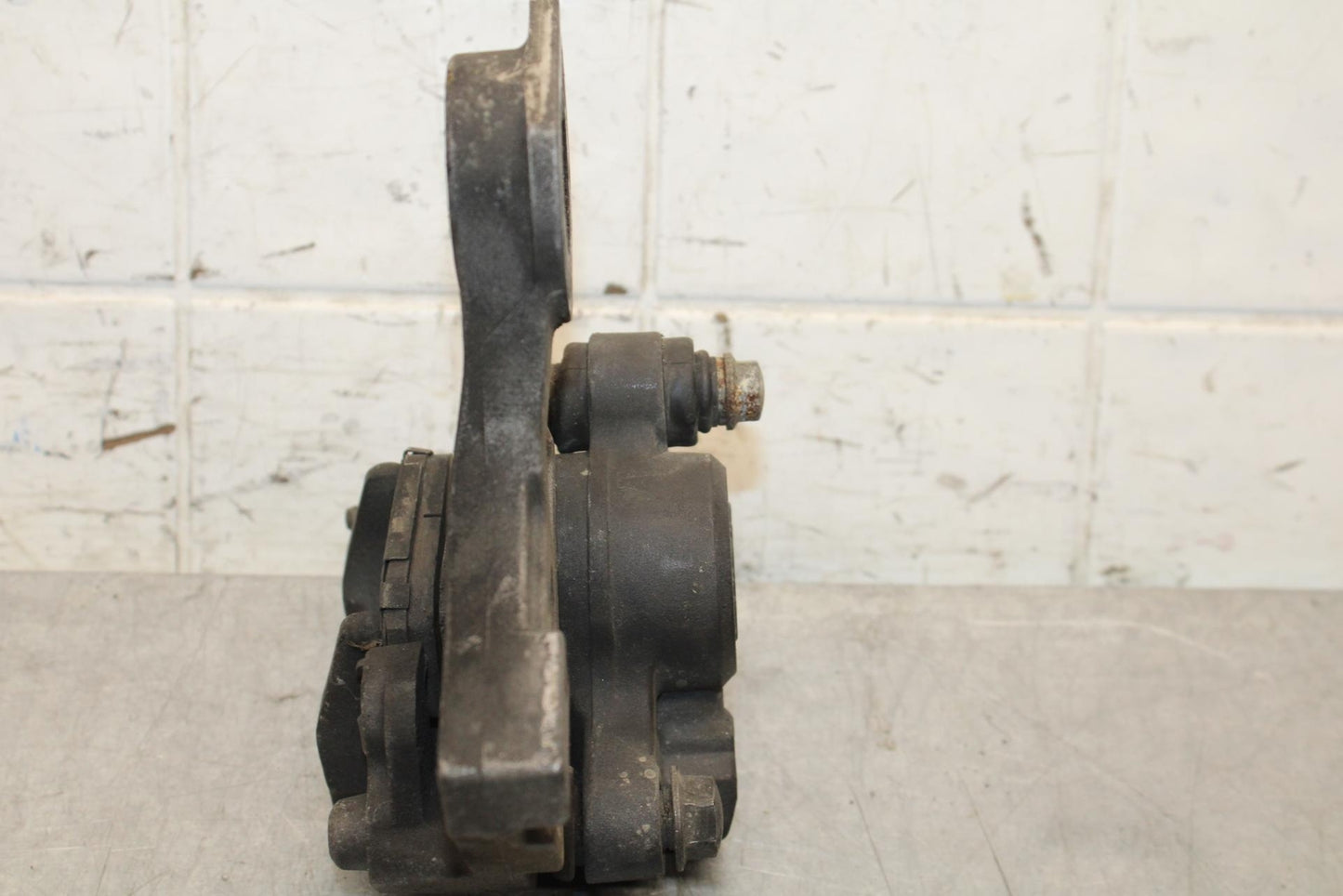 2005 Yamaha YZF R6 REAR BRAKE CALIPER W MOUNT BRACKET 5SL-2580W-00-00 BB62