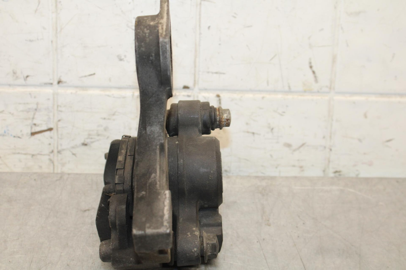 2005 Yamaha YZF R6 REAR BRAKE CALIPER W MOUNT BRACKET 5SL-2580W-00-00 BB62