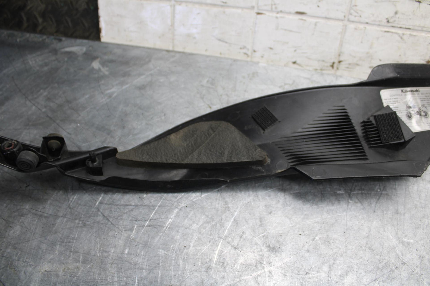 2012 Kawasaki Ninja ZX6R  RIGHT GAS TANK FUEL CELL PANEL COVER TRIM COWL   BB529