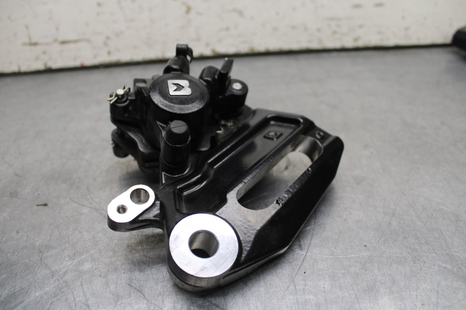 17-24 KTM 390 DUKE REAR BACK BRAKE CALIPER W MOUNT BRACKET BB734