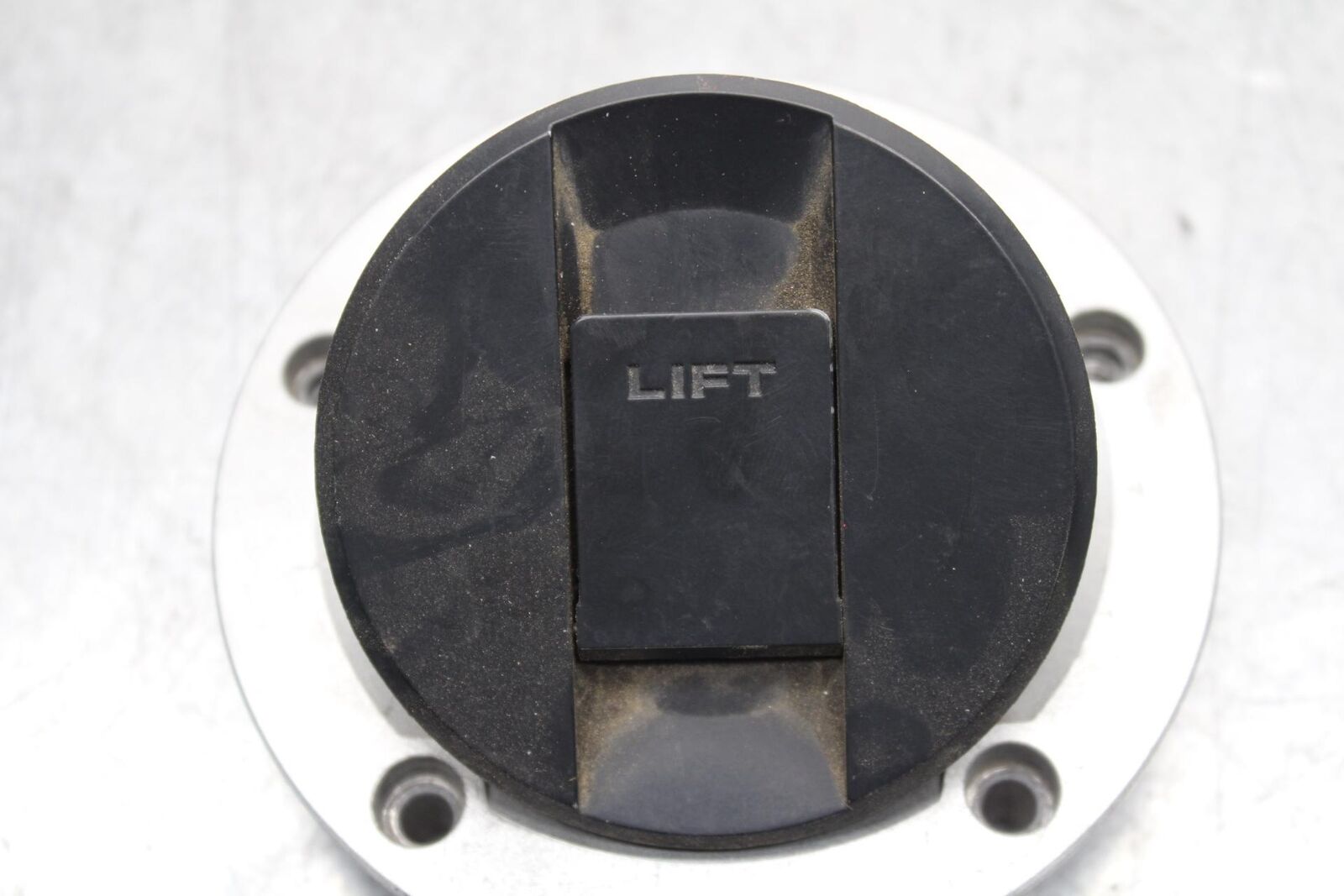 2006 to 2010 Suzuki GSXR600 FUEL TANK GAS CAP 44200-16850 BB582