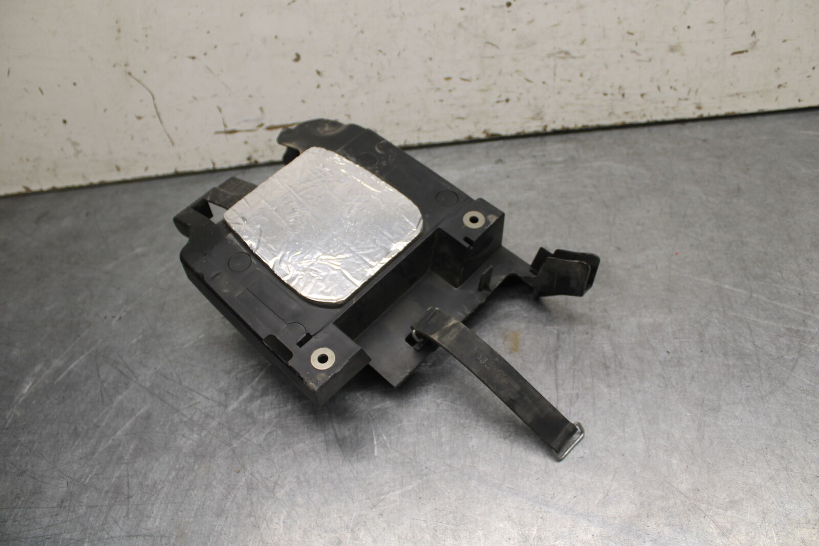 09-14 YAMAHA YZF R1 REAR BACK TAIL UNDERTAIL BATTERY TRAY PLASTIC BB696