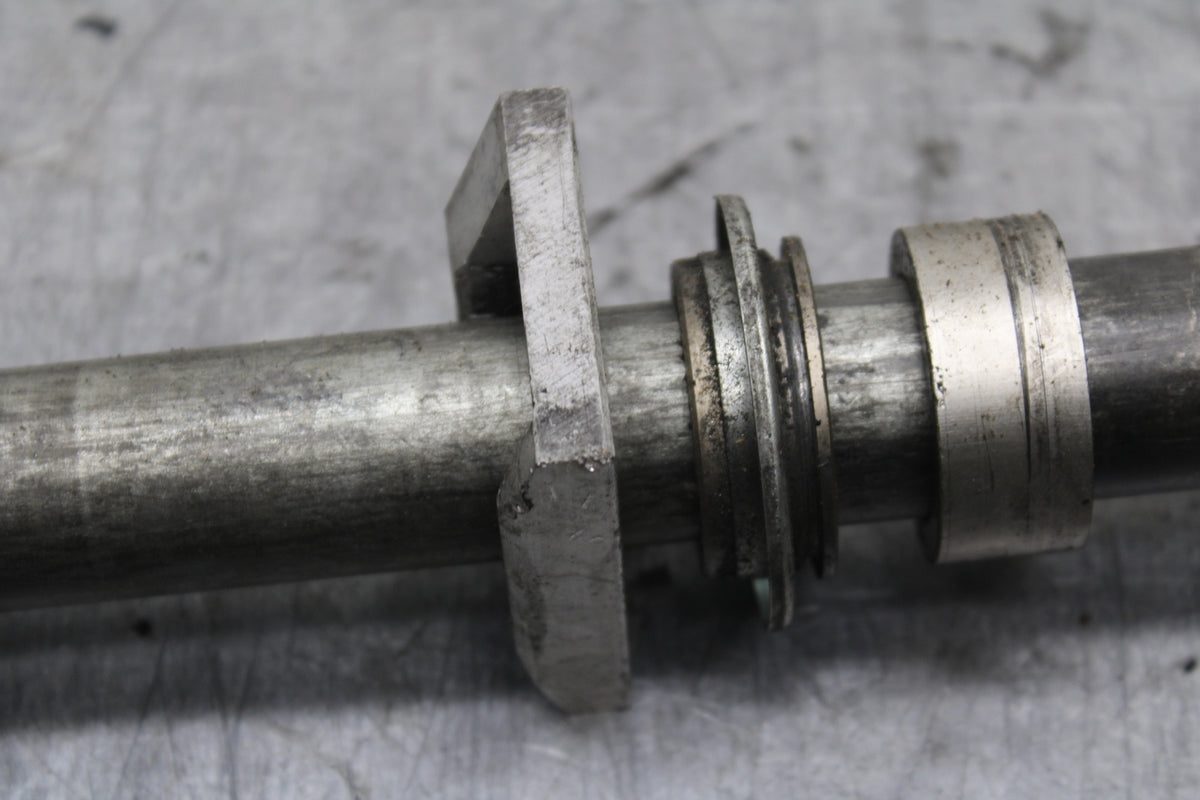 01-03 SUZUKI GSXR600 REAR AXLE BACK WHEEL RIM PIVOT BOLT AXEL BB336