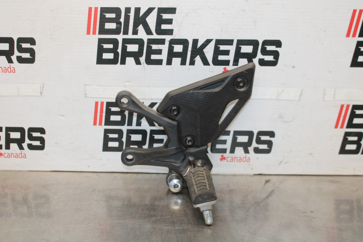 25 KAWASAKI Z900 LEFT REARSET REAR SET DRIVER FOOT PEG REST STOP BB928