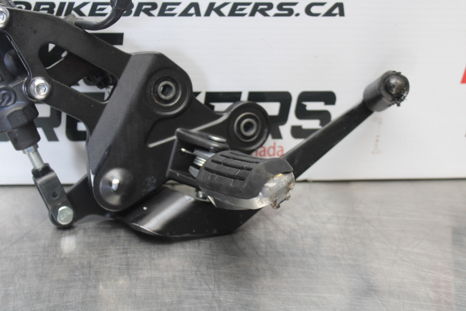 23-24 YAMAHA MT-07 RIGHT REARSET REAR SET DRIVER FOOT PEG REST STOP BB194