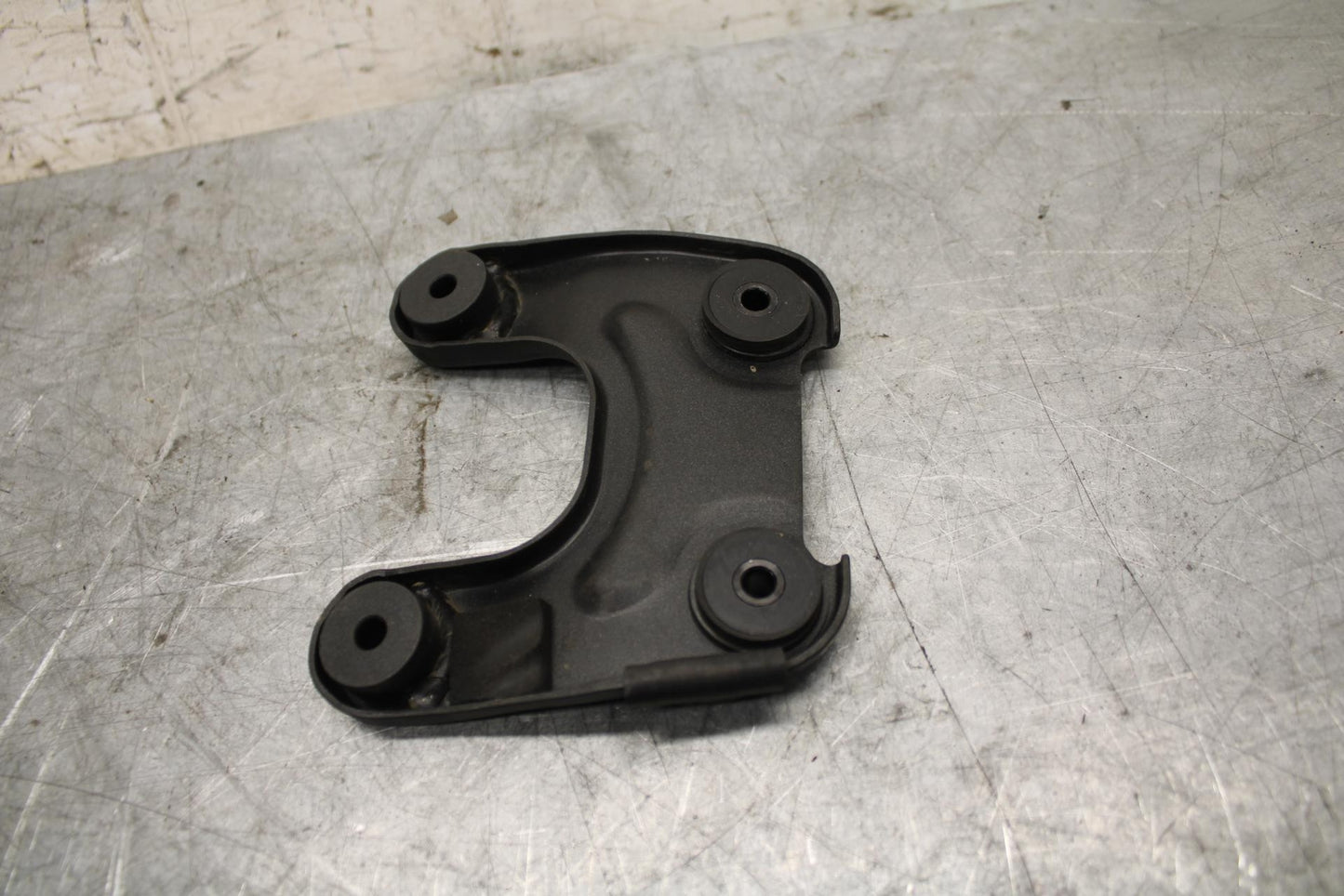 2009 Kawasaki Ninja ZX6R ZX600R FRONT GAS TANK BRACKET MOUNT BB44