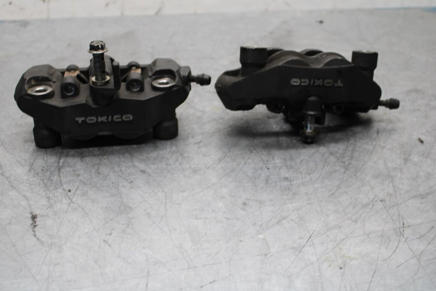 2006 Suzuki GSXR600 RIGHT LEFT FRONT BRAKE CALIPER SET PAIR CALIPERS  BB447