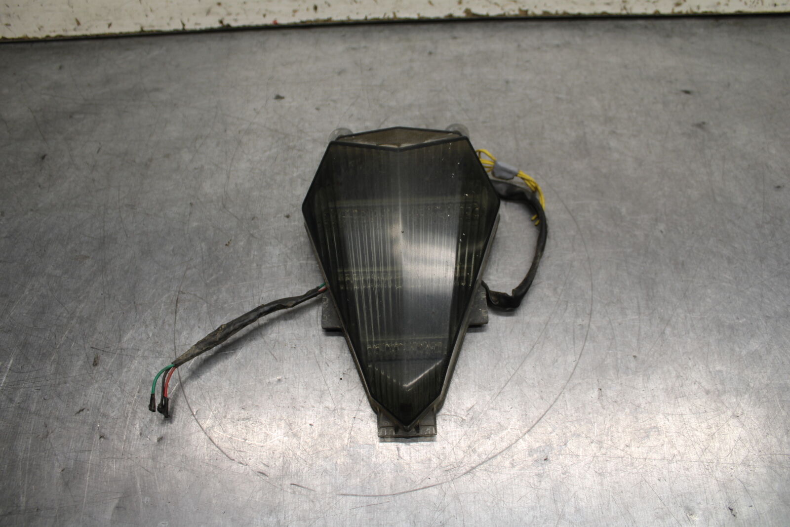 06-07 YAMAHA YZF R6 AFTERMARKET REAR TAIL TAILLIGHT BACK BRAKE LIGHT BB742