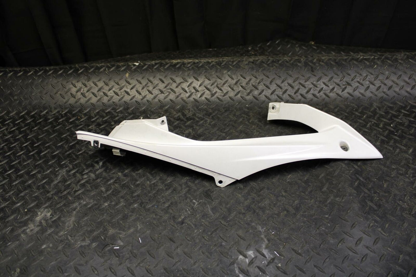 08-09 YAMAHA YZF R6S RIGHT MID UPPER SIDE FAIRING COWL PLASTIC BB178