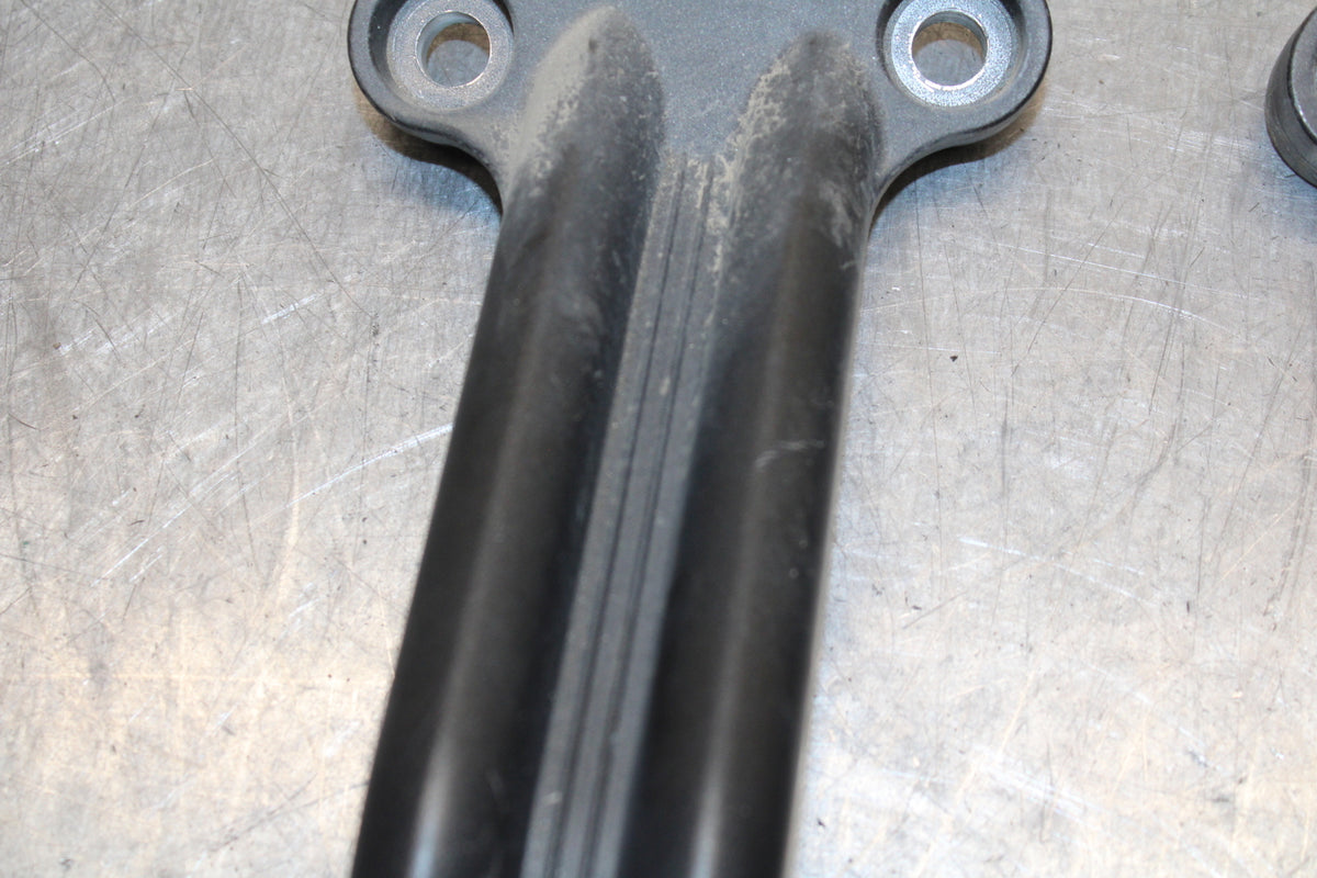 05-06 YAMAHA ROYAL STAR REAR PASSENGER FOOT STEP MOUNT BRACKET BB697