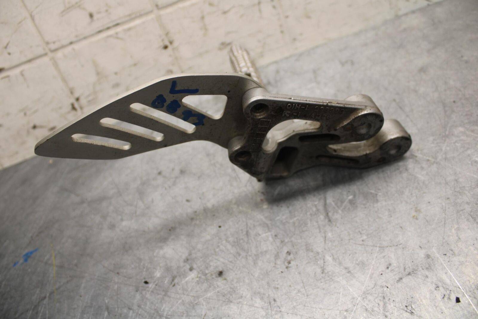 2006 Suzuki GSXR750 LEFT REARSET REAR SET DRIVER FOOT PEG REST STOP BB40