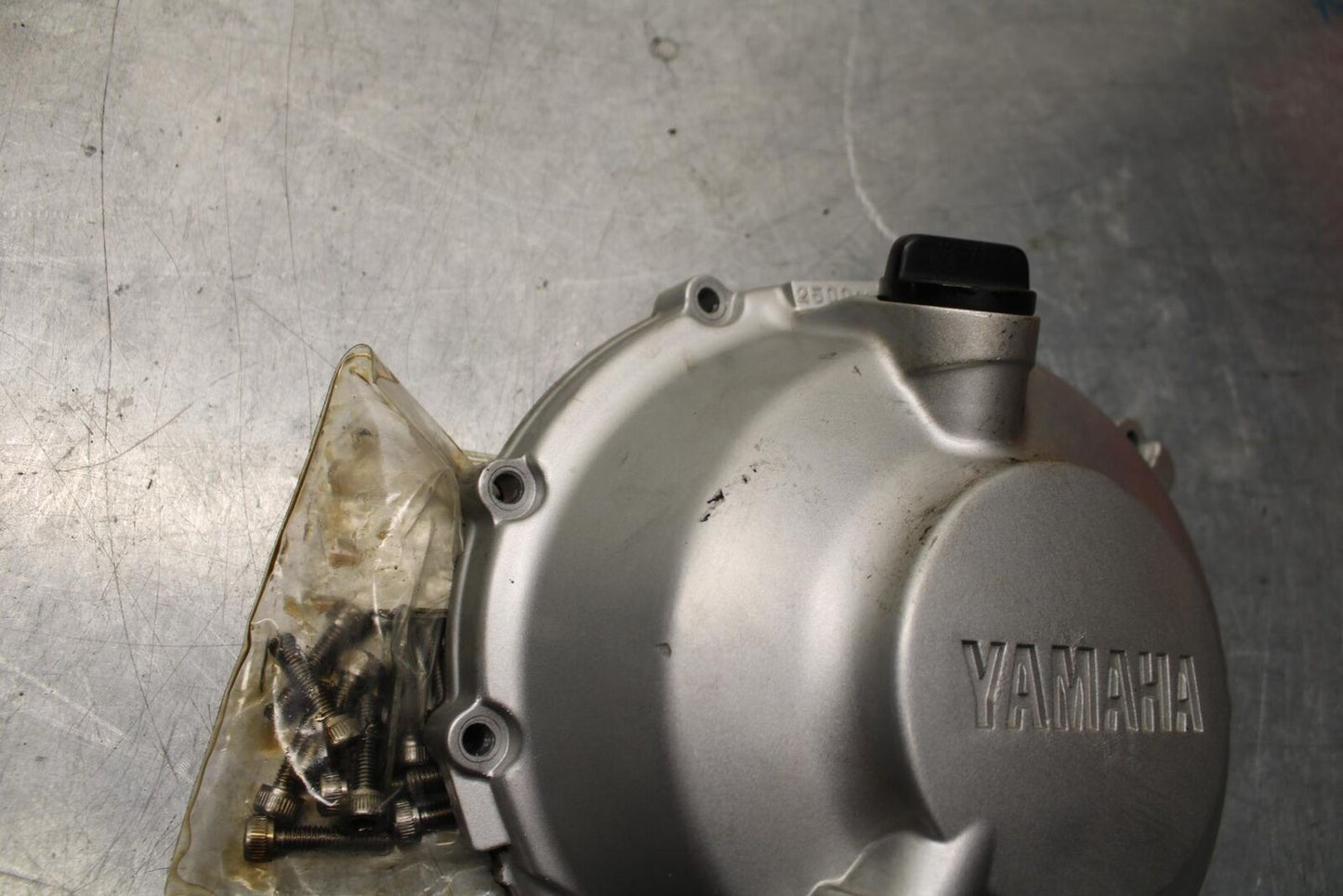 2001 Yamaha YZF R6 CLUTCH SIDE ENGINE MOTOR COVER 5EB-15421-01-00 BB68