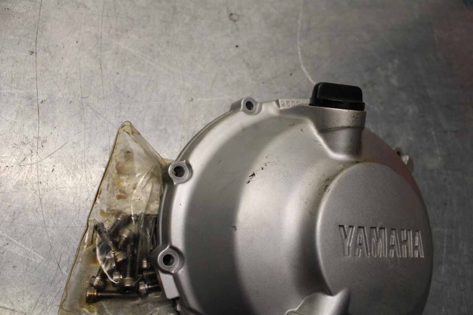 2001 Yamaha YZF R6 CLUTCH SIDE ENGINE MOTOR COVER 5EB-15421-01-00 BB68