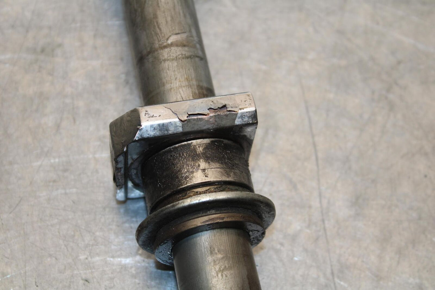 2001 Suzuki GSXR750 REAR AXLE BACK WHEEL RIM PIVOT BOLT AXEL 64711-33E10 BB553