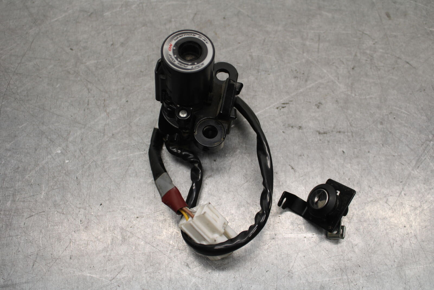 16 KAWASAKI NINJA ZX10R IGNITION LOCK  AND SEAT LOCK BB650