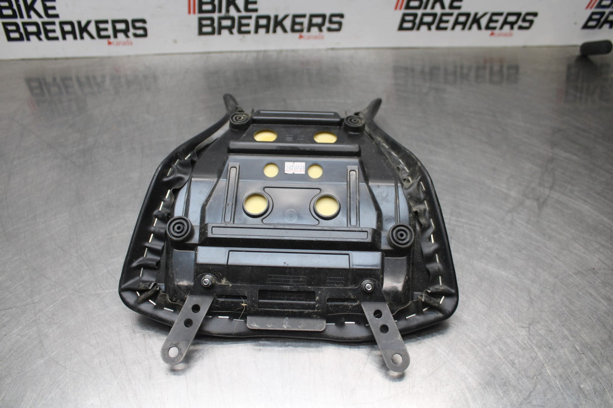 23 YAMAHA YZF R3 FRONT DRIVERS SEAT PAD SADDLE PILLION BB806