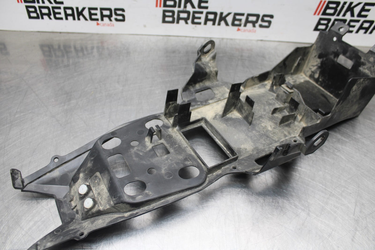 23 YAMAHA YZF R3 REAR BACK TAIL UNDERTAIL BATTERY TRAY PLASTIC BB806