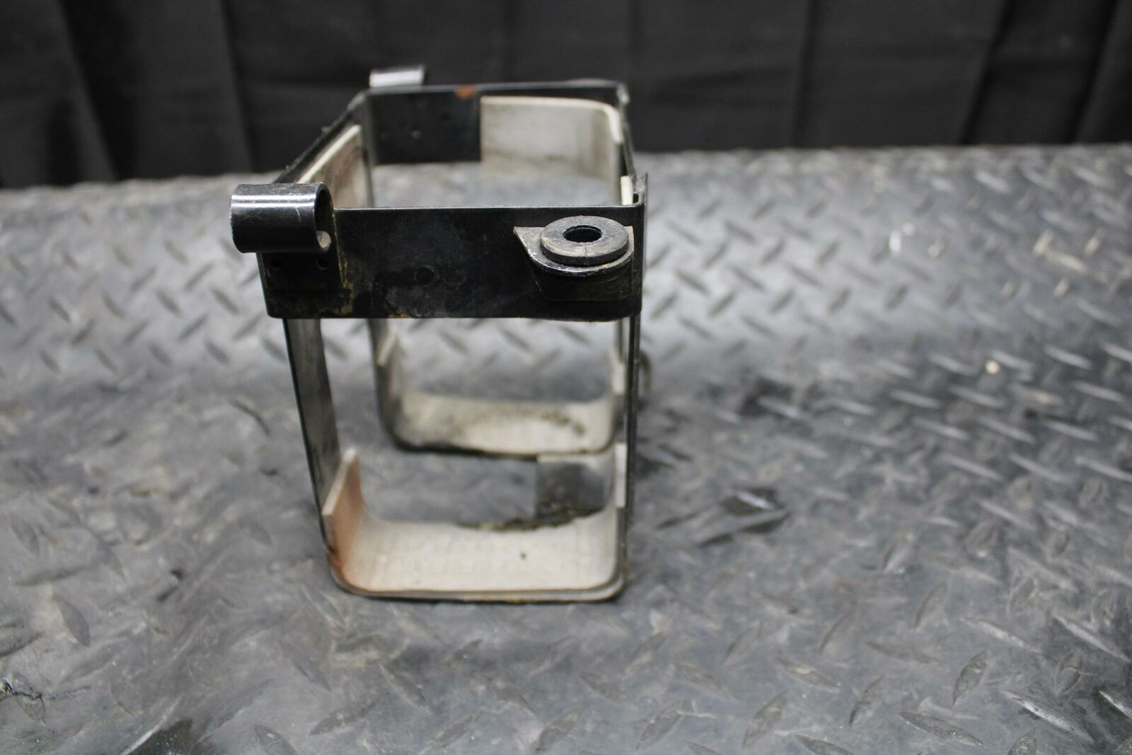 86 SUZUKI GS750ES BATTER TRAY BOX HOLDER BB233