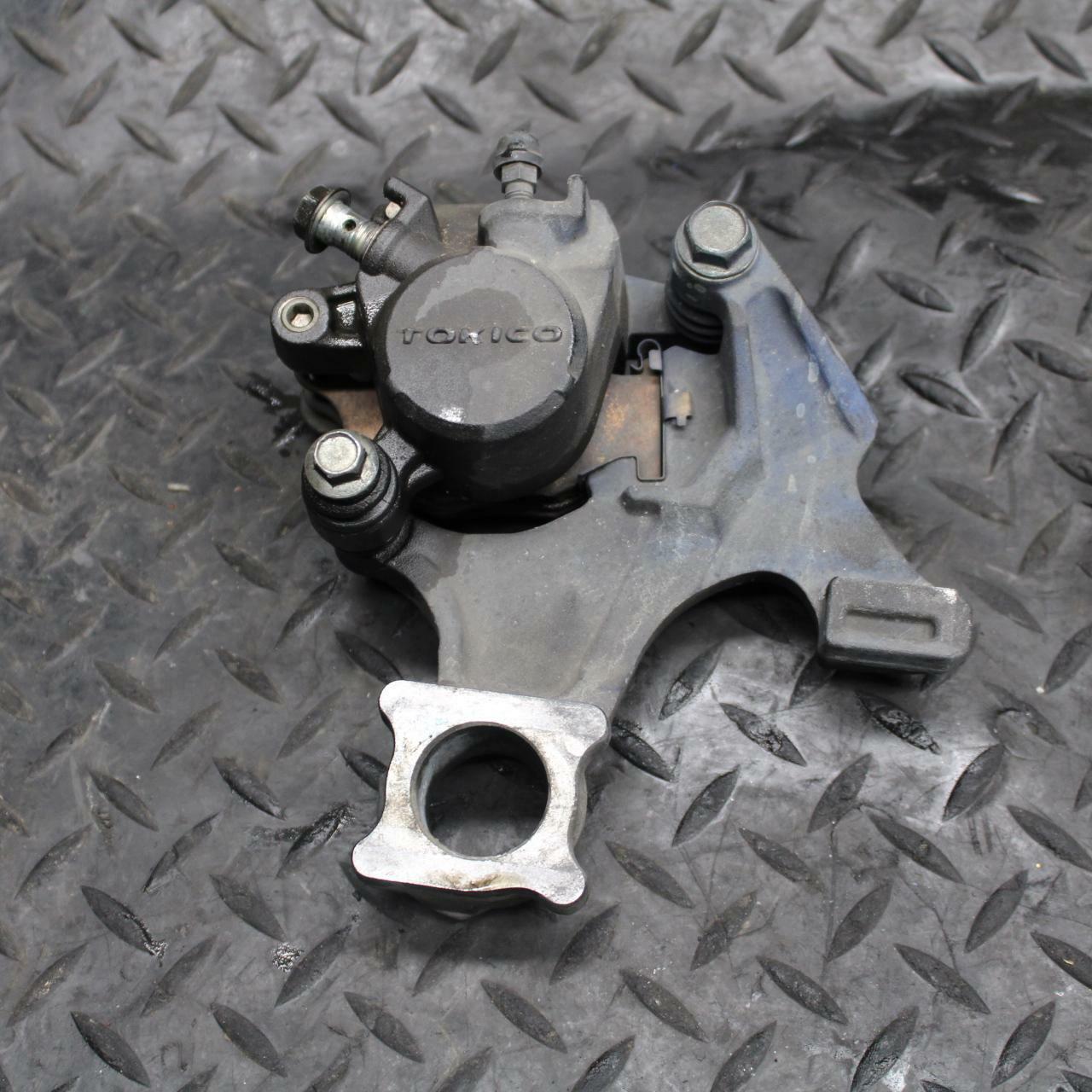 08-09 SUZUKI GSXR600 REAR BACK BRAKE CALIPER W MOUNT BRACKET BB204
