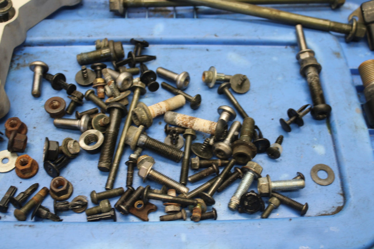 03-04 YAMAHA YZF R6S MOUNTING BOLTS HARDWARE SCREWS BB890