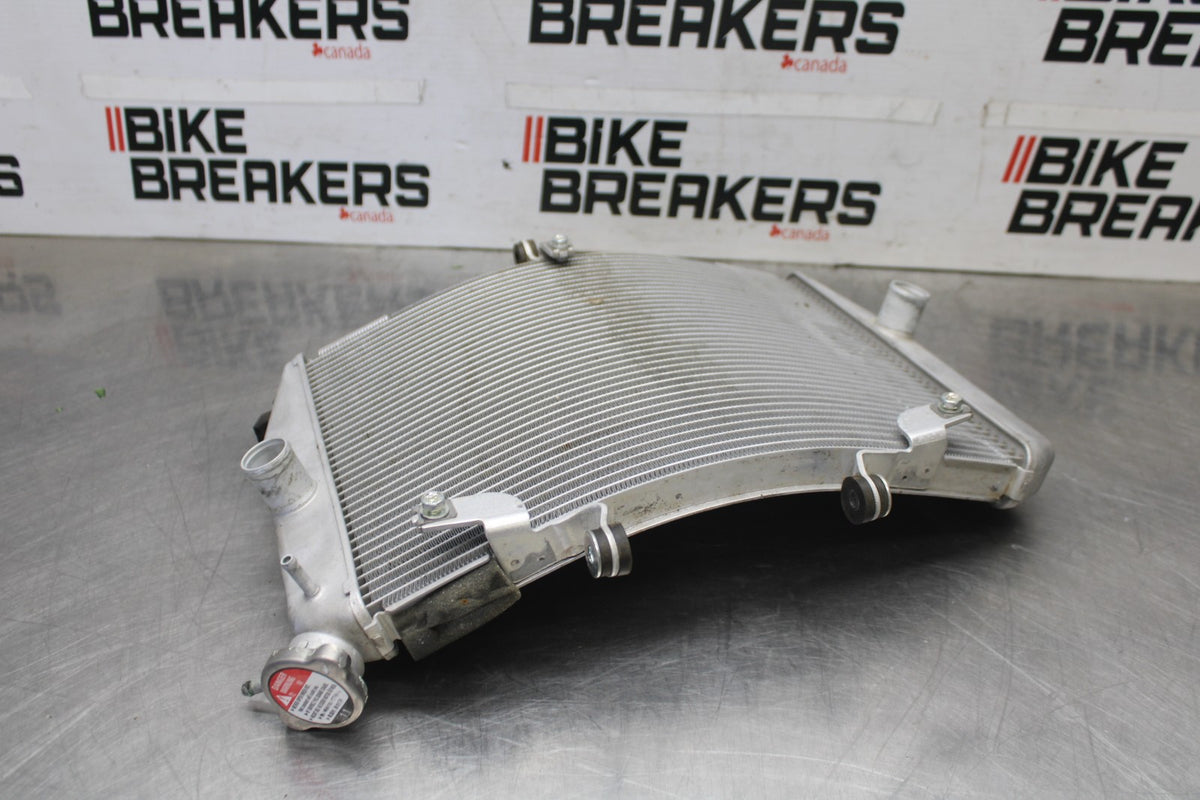 24-25 KAWASAKI NINJA ZX6R ENGINE RADIATOR MOTOR COOLER RADIATER BB939