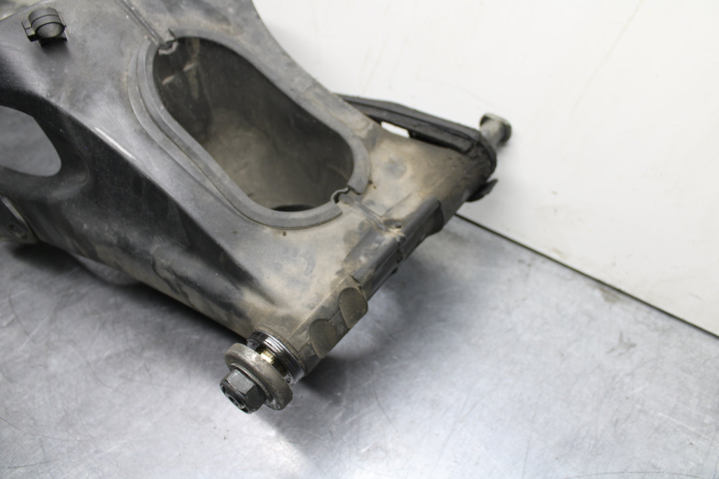 03-05 YAMAHA YZF R6  REAR SWINGARM BACK SUSPENSION SWING ARM BB751